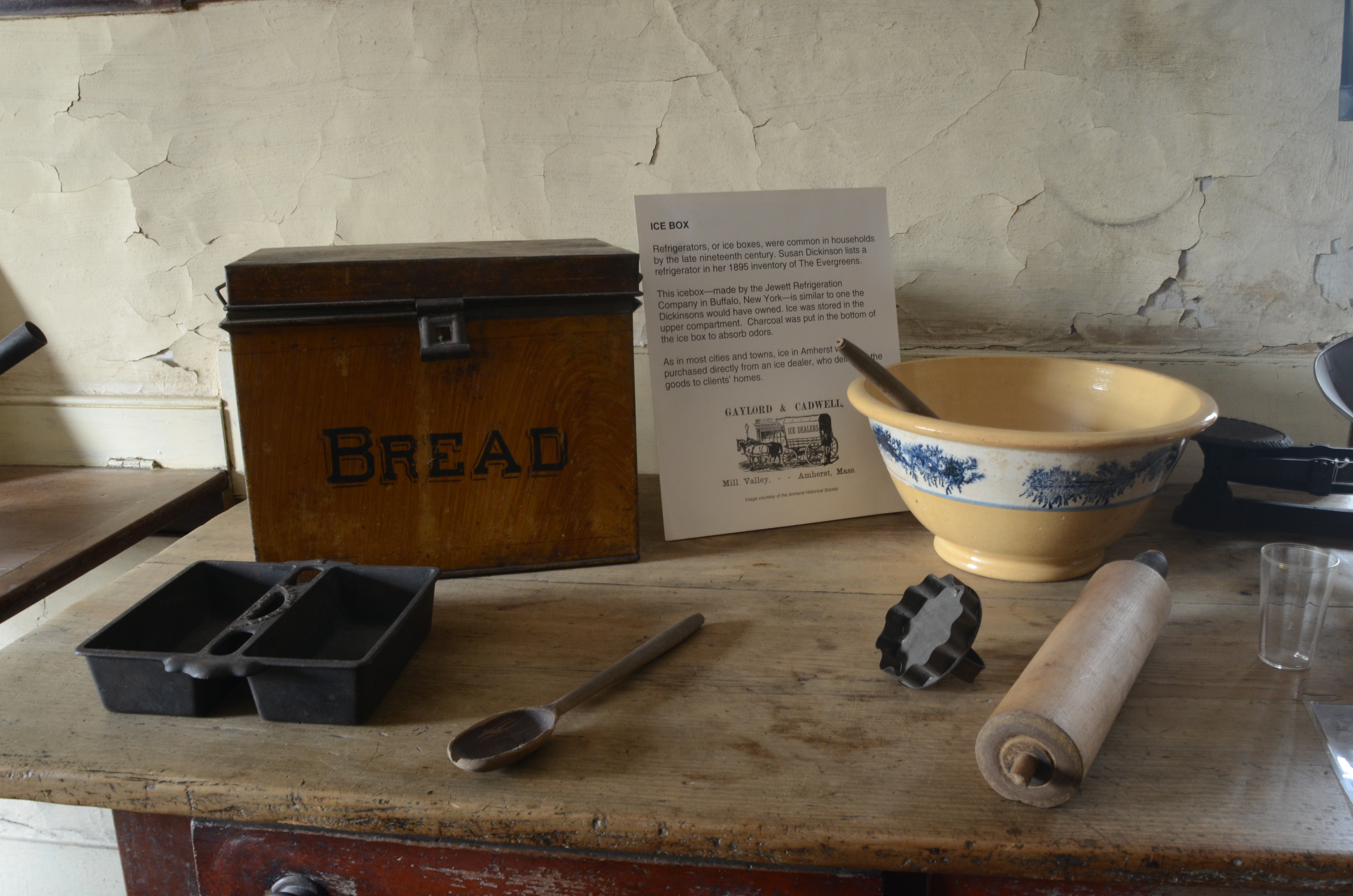 A fountain pen, a ceramic bowl, a wooden box on a table